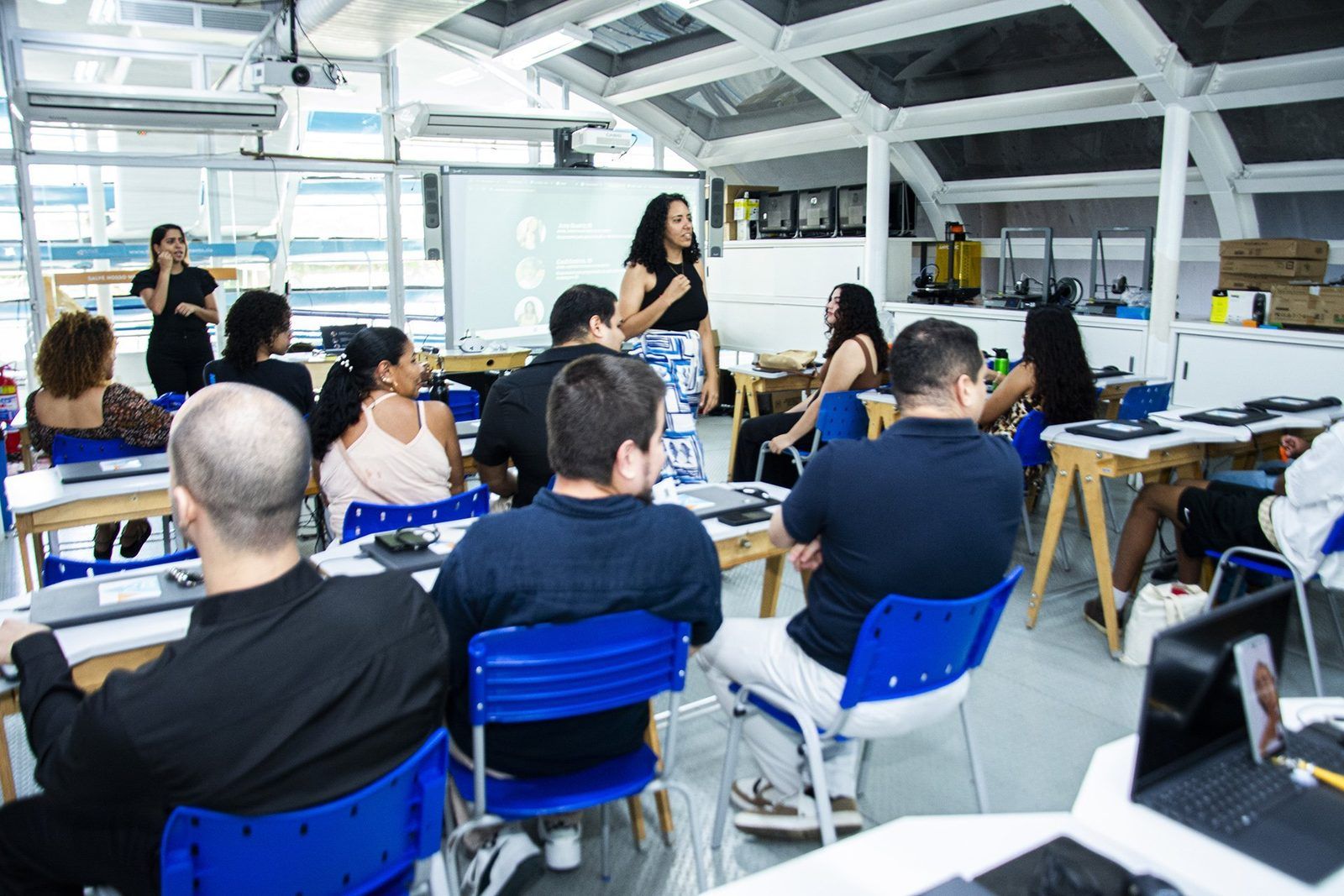 Público e participantes reunidos no Festival Hackerclubes