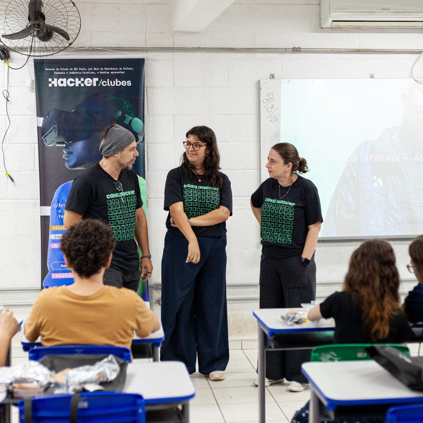 Jovens do Hackerclube Americana em oficina de eletrônica