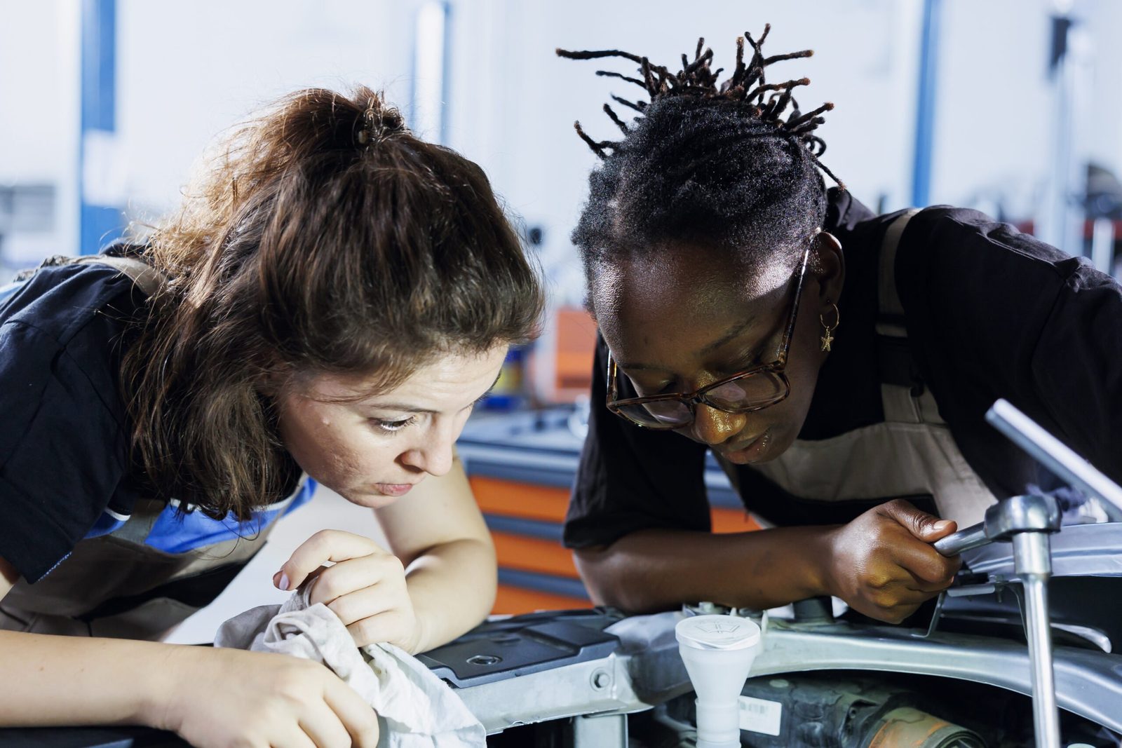 Meninas e mulheres em oficina de tecnologia do Minas em Tech
