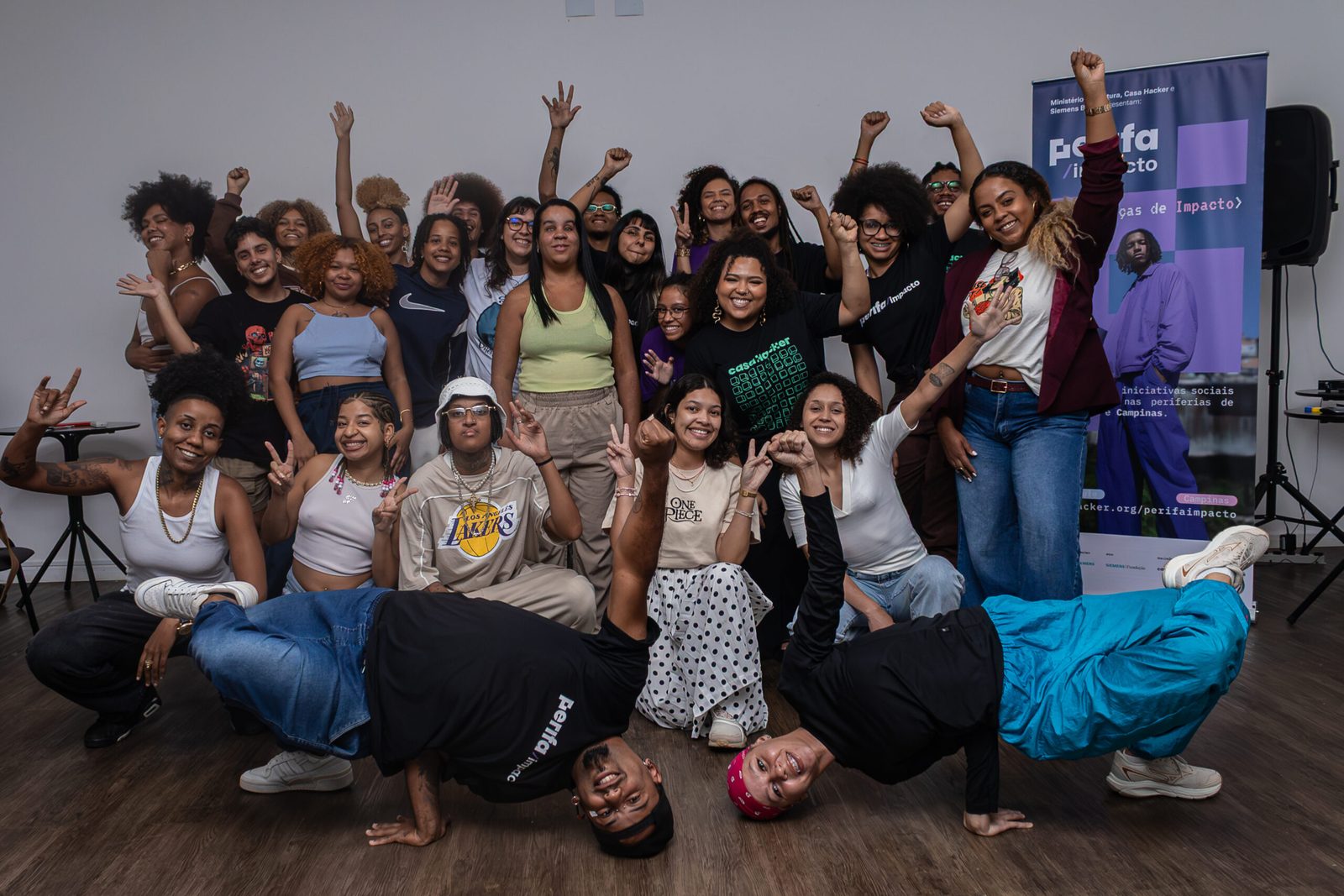 Participantes em dinâmica criativa de formação do Inova Quebrada