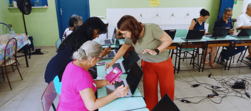 Aulas de educação digital básica de 2024 em Campinas (SP), na Casa Santana Unidade Esmeraldina.
