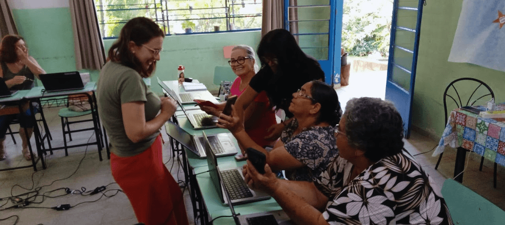 Aulas de educação digital básica de 2024 em Campinas (SP), no Centro Comunitário da Criança Feliz do Parque Itajaí e Região.