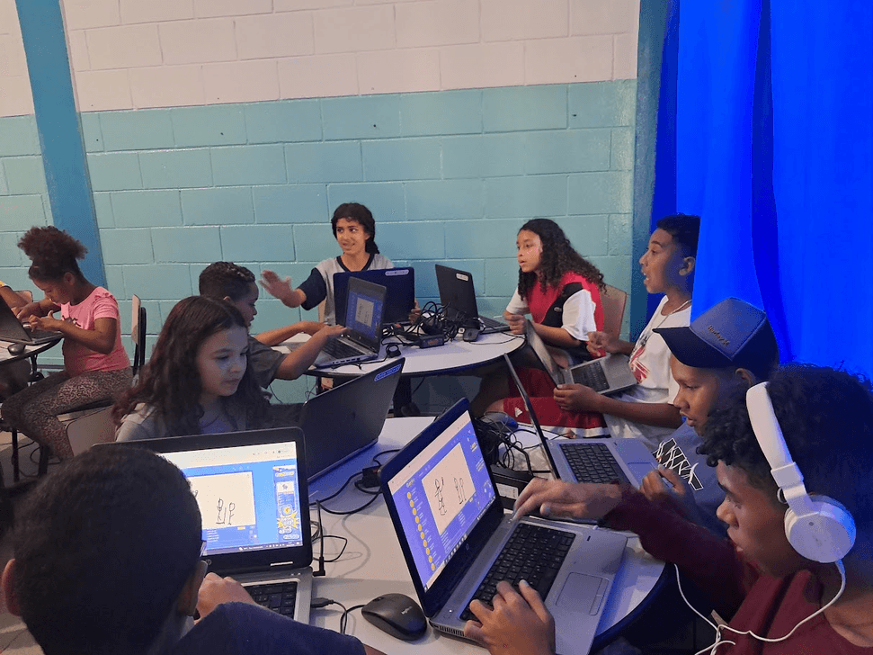Aulas de educação digital básica de 2024 em Campinas (SP), nos núcleos comunitários parceiros.
