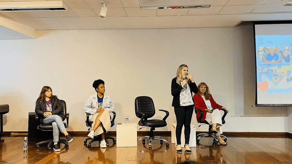 Pesquisadoras Carolina Janssen e Layne Gabrielle apresentando pesquisa territorial de inclusão digital na Mackenzie Campinas, em 2024.