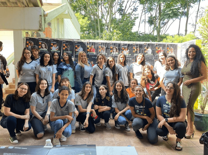 Atividade artística de memória de histórias de mulheres na tecnologia do Minas em Tech de 2023 em Sumaré (SP), na Escola Estadual Luiz Campo Dall Orto Sobrinho.
