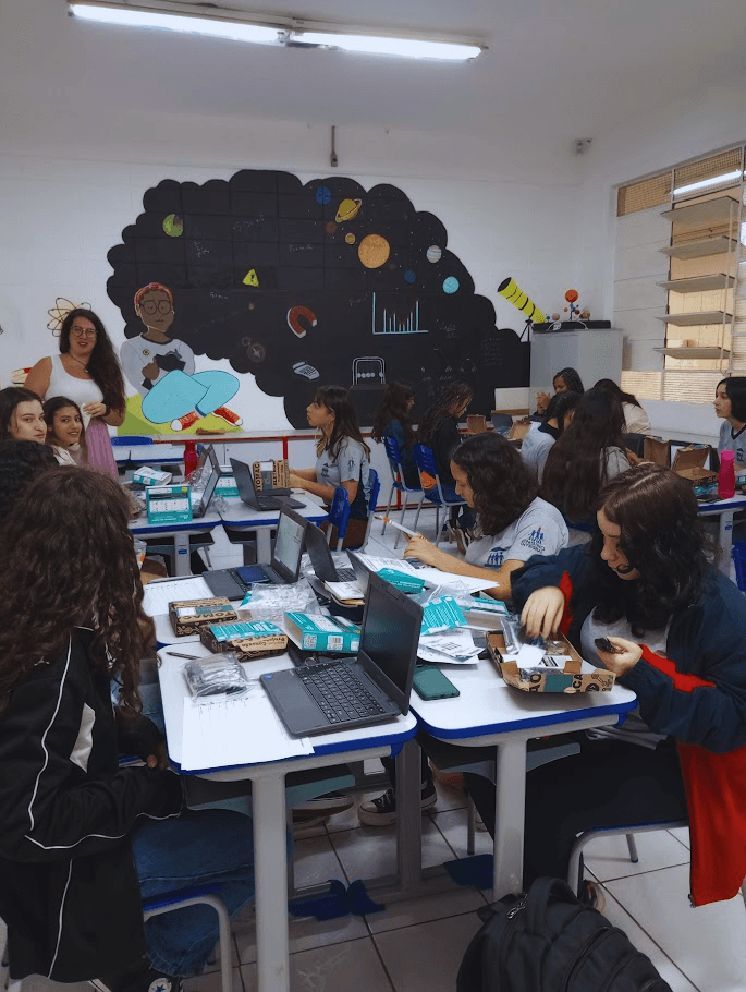 Desenvolvimento de projetos de eletrônica do Minas em Tech de 2023 em Sumaré (SP), na Escola Estadual Luiz Campo Dall Orto Sobrinho.