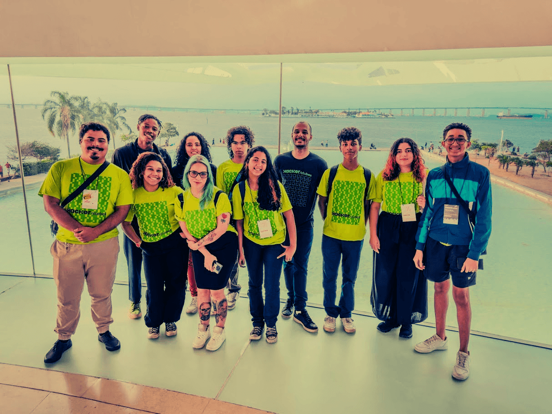 Equipe e participantes da Casa Hacker reunidos em um território
