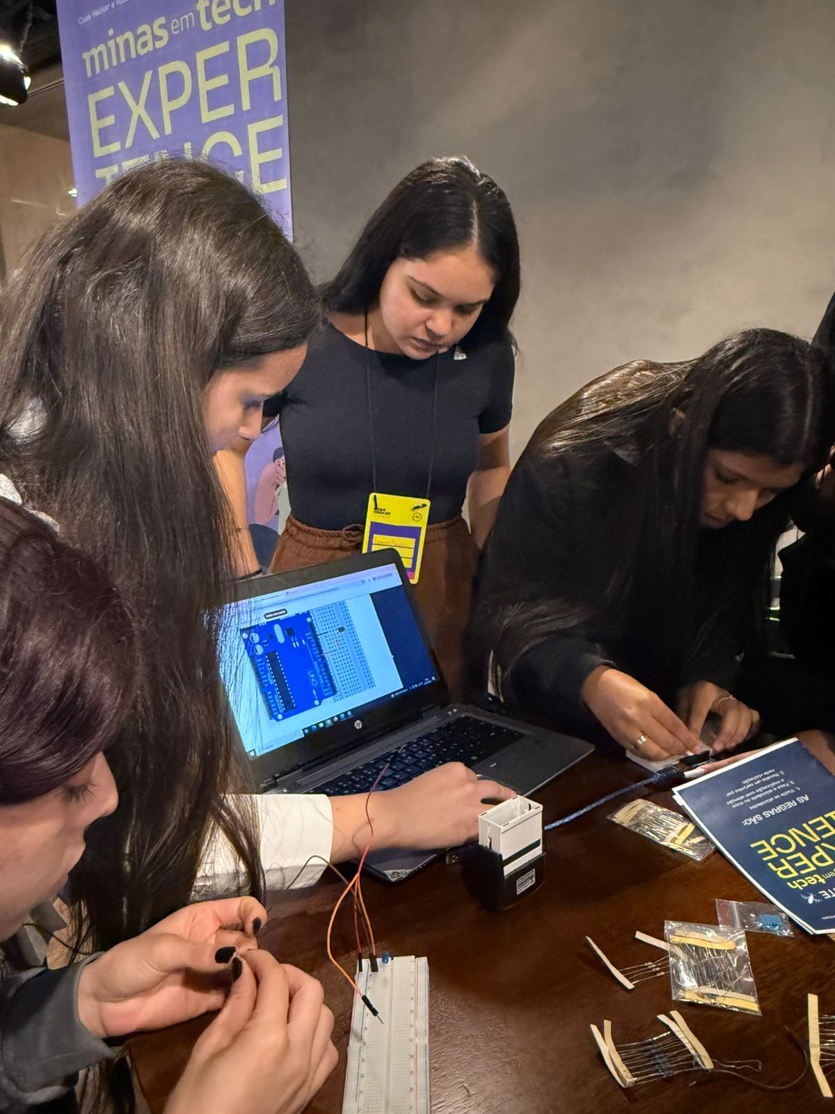 Oficina de modelagem e impressão 3D conduzida por ex-estudantes do projeto Minas em Tech