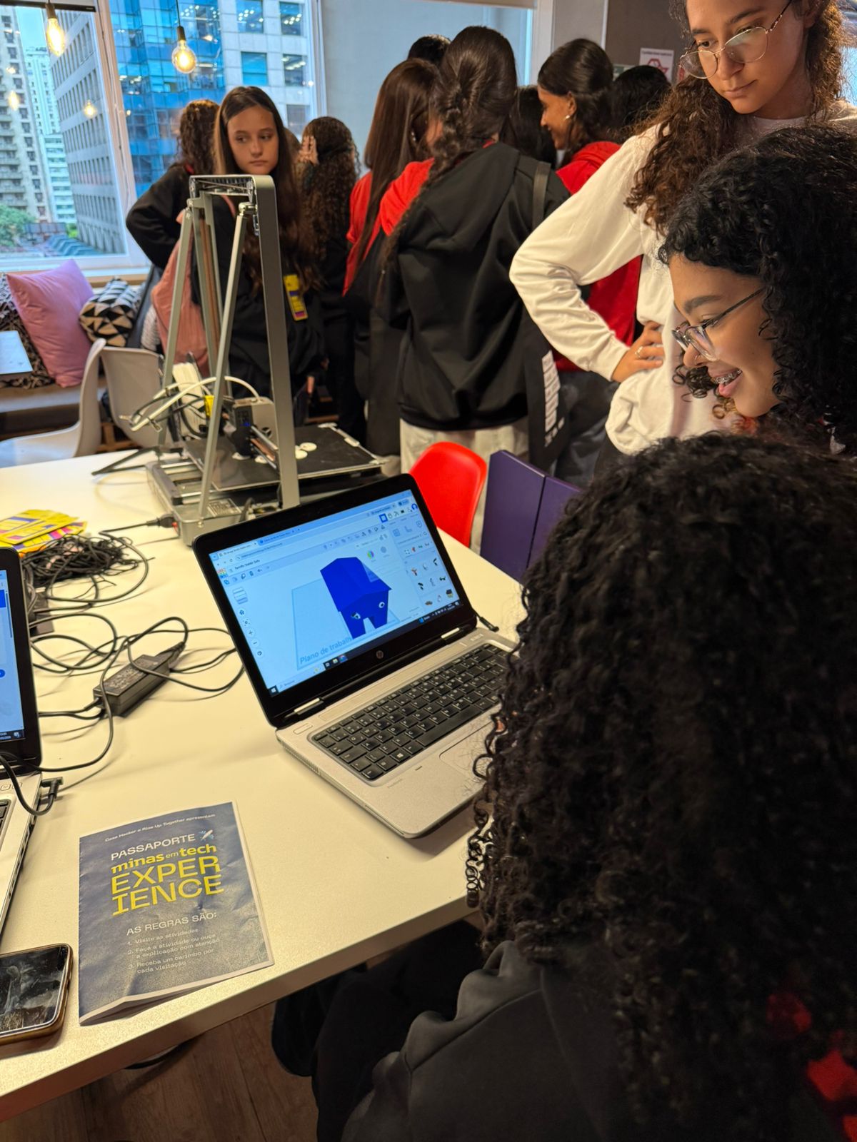 Oficina “Pisca LED” conduzida por ex-estudantes do projeto Minas em Tech