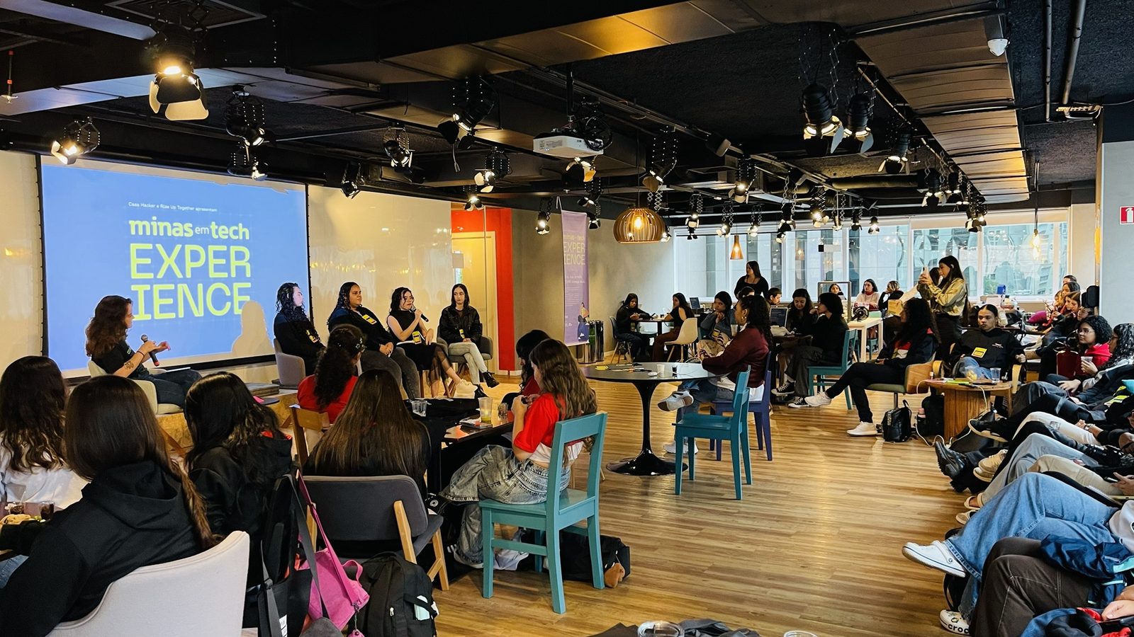 Painel Minas em Tech — prototipando o futuro, conduzido por ex-estudantes do projeto Minas em Tech