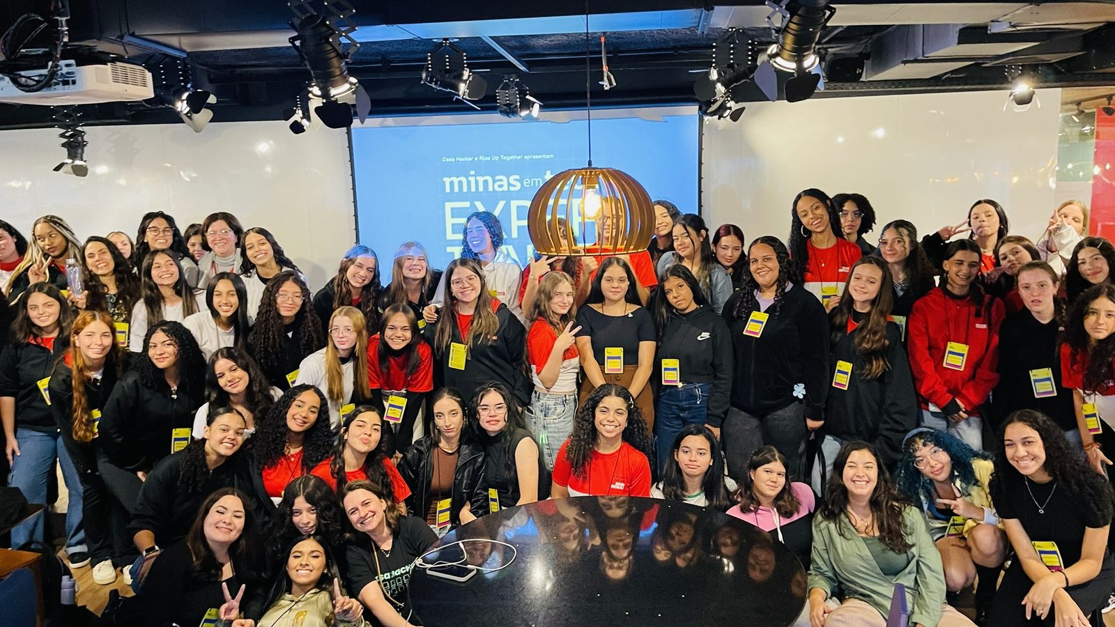 Foto que reúne mais de 85 pessoas, sendo cerca de 75 meninas do ensino médio público, que participaram do Minas em Tech Experience