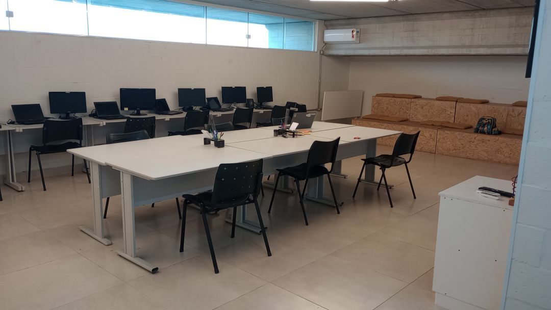 Espaço do hub na Casa dos Anjos, equipado para encontros e oficinas